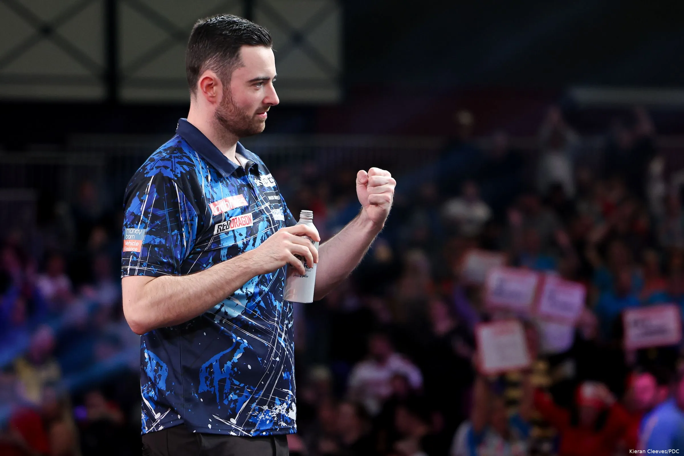 Luke Humphries steht nach einem überzeugenden Sieg über Stephen Bunting